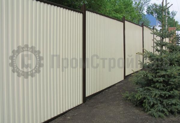 Белый забор из профлиста с полимерным покрытием
