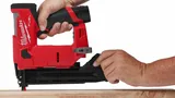 Аккумуляторный гвоздезабиватель Milwaukee M12 FCN18GS-202X