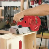 Ленточная шлифовальная машина Milwaukee BS 100 LE с шириной полировки 100 мм (4˝)