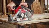 Аккумуляторная циркулярная пила Milwaukee M12 FUEL FCS442-0