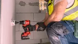 Аккумуляторная компактная дрель-шуруповерт Milwaukee M18 BLDDRC-202C