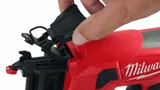 Аккумуляторный гвоздезабиватель Milwaukee M12 FCN18GS-202X