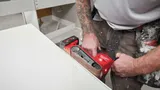 Аккумуляторная ленточная шлифовальная машина Milwaukee M18 FUEL FBTS75-0