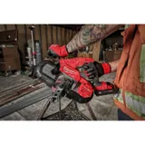 Аккумуляторная компактная ленточная пила Milwaukee M18FBS85-202C