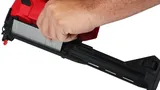 Аккумуляторный гвоздезабиватель Milwaukee M12 FCN18GS-202X