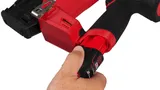 Аккумуляторный гвоздезабиватель Milwaukee M12 FCN18GS-202X