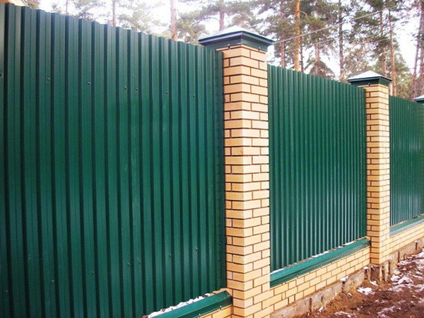 Забор из профлиста СС-21 с полимерным покрытием
