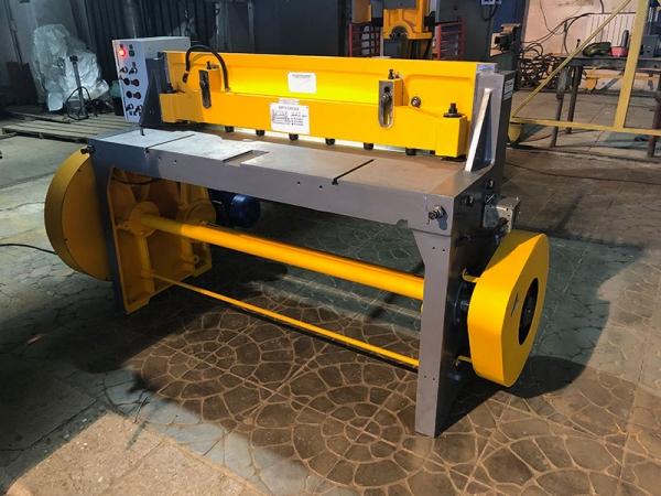 Общий вид ножниц гильотинных  МНГ3х1300 