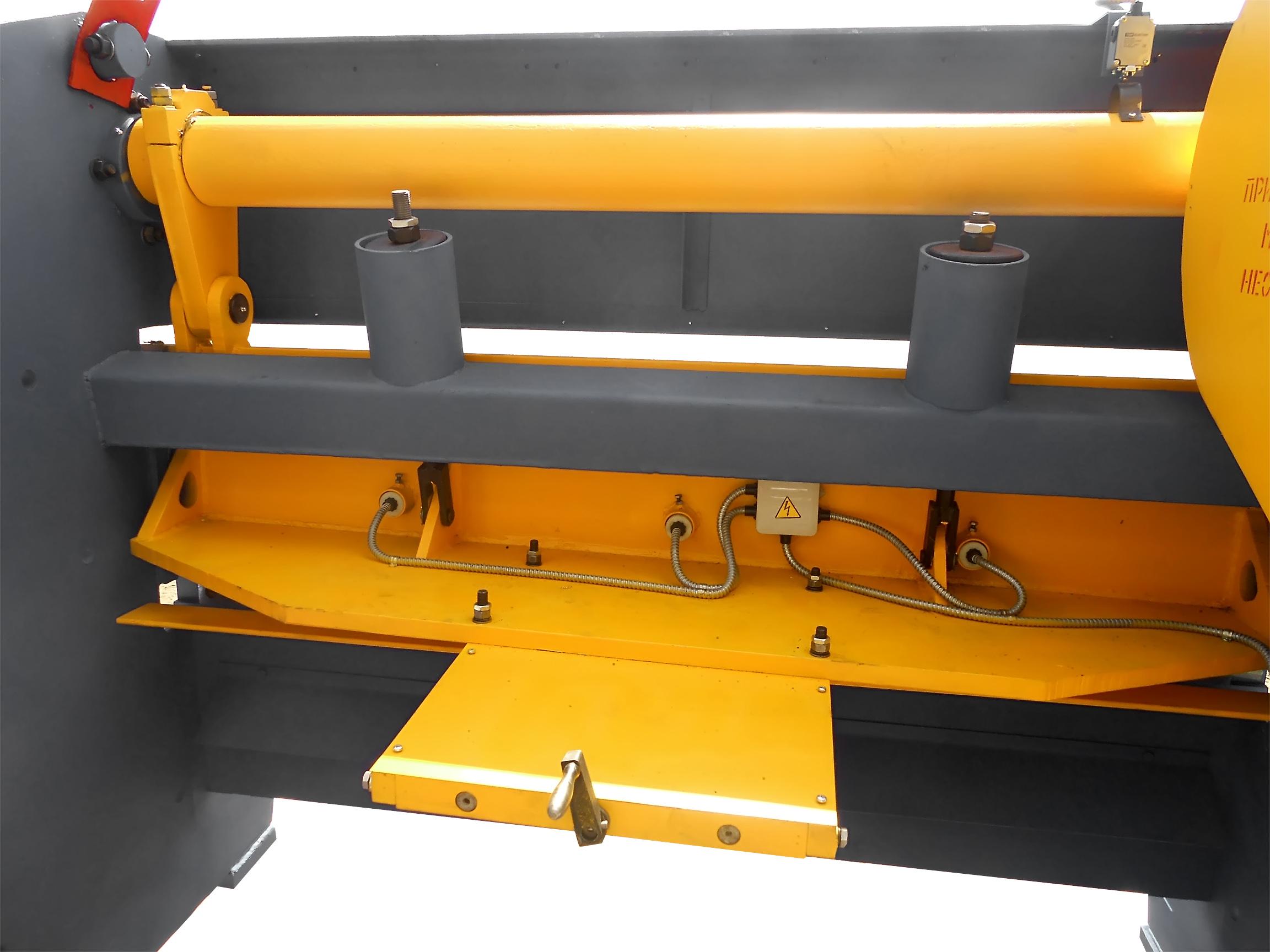 Ножницы гильотинные электромеханические модели СТД 9АН. Вид сзади