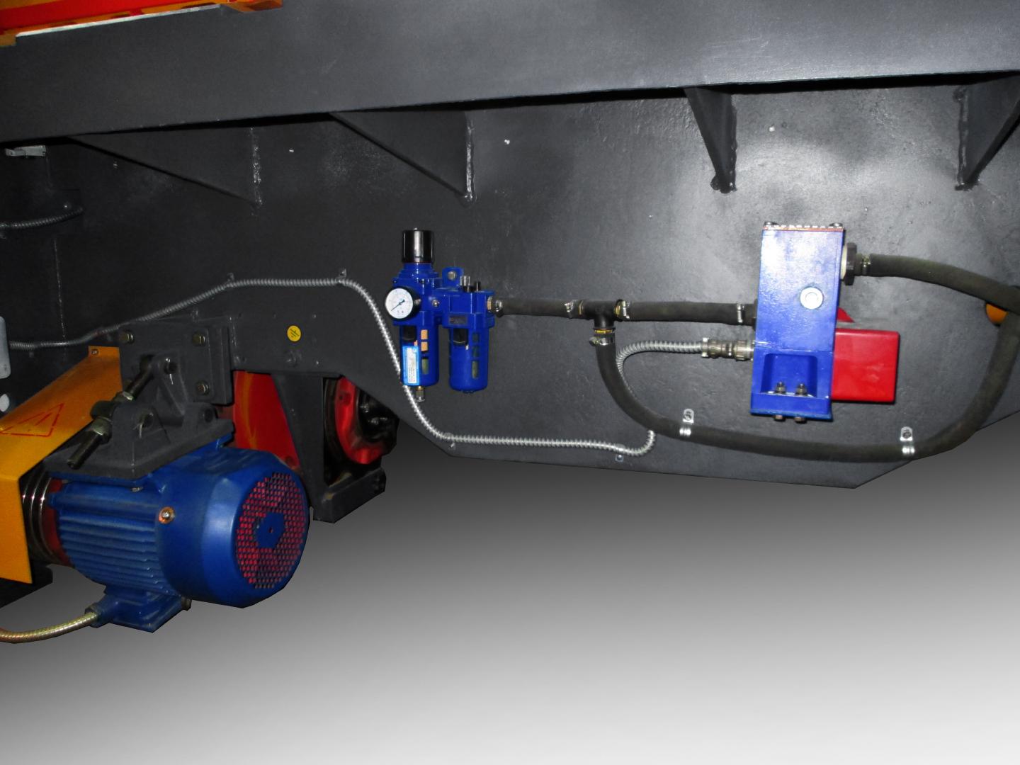 Ножницы гильотинные пневматические модели НК3416. 