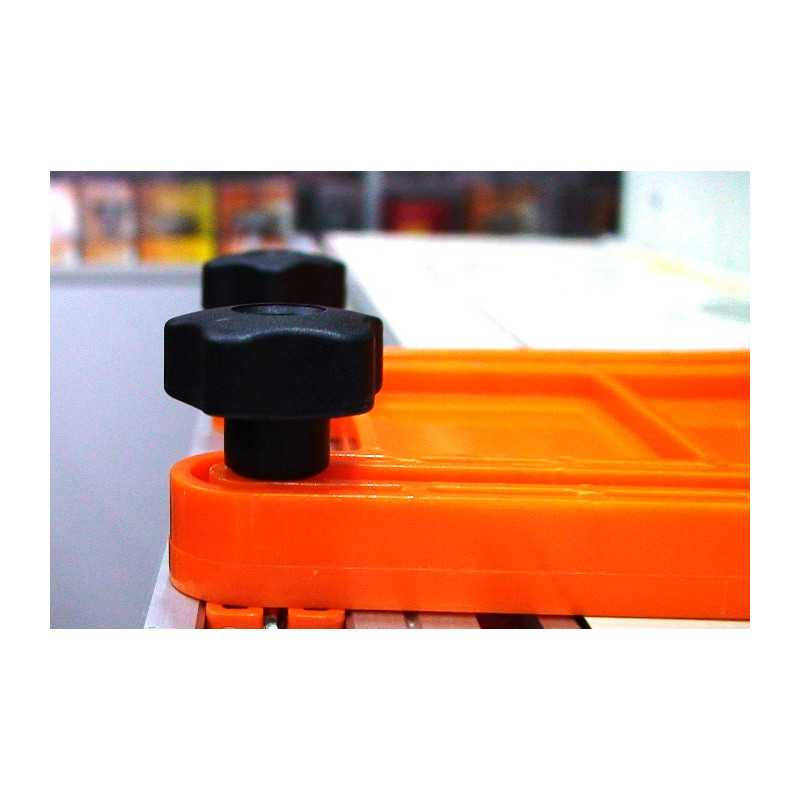 Оснащен пластиковыми наклонными ''перьями'', не повреждающих поверхность заготовки, и благодаря наличию которых заготовка находится под постоянным усилием