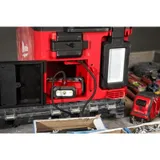Аккумуляторный фонарь с функцией зарядного устройства на базе PACKOUT Milwaukee M18 POALC-0