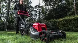 Аккумуляторная газонокосилка Milwaukee M18 FUEL F2LM53-122