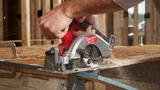 Аккумуляторная циркулярная пила Milwaukee M12 FUEL FCS442-502X