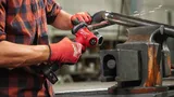 Аккумуляторная ленточная шлифовальная машина Milwaukee M12 FBFL13-0